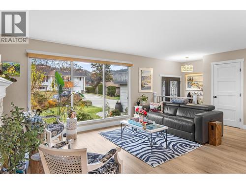 848 Liban Court, Kelowna, BC - Indoor Photo Showing Living Room