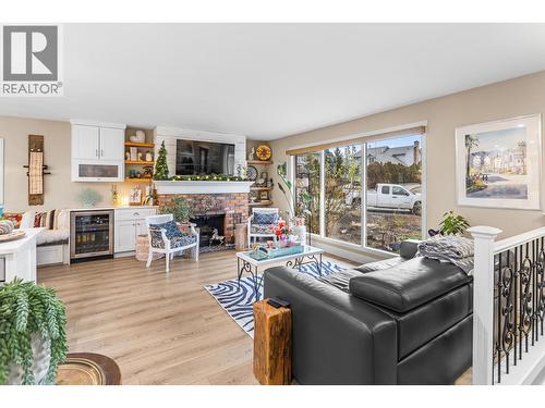 848 Liban Court, Kelowna, BC - Indoor Photo Showing Living Room