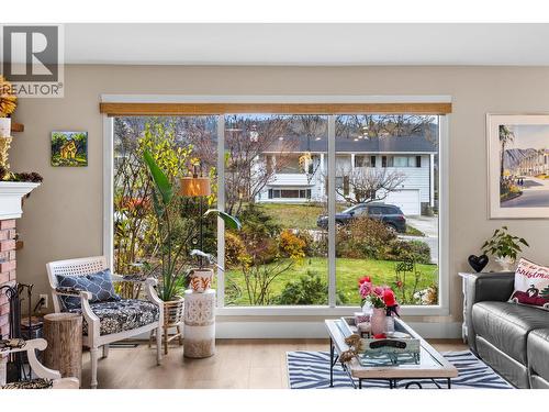 848 Liban Court, Kelowna, BC - Indoor Photo Showing Living Room