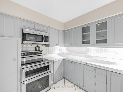 1447 Merrow Road, Mississauga, ON - Indoor Photo Showing Kitchen