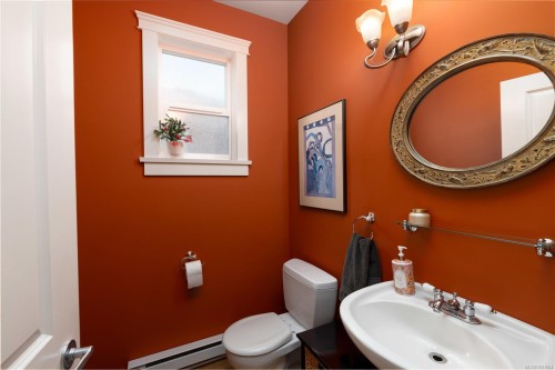 935 Lodge Ave, Saanich, BC 