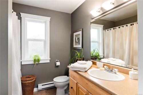 935 Lodge Ave, Saanich, BC 