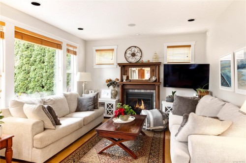 935 Lodge Ave, Saanich, BC 