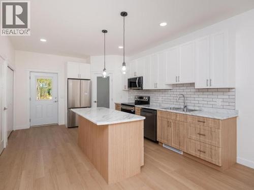 B-47 Ellwood Street, Whitehorse, YT - Indoor Photo Showing Kitchen With Upgraded Kitchen