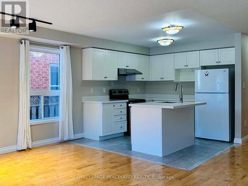 3851 Foxborough Trail, Mississauga, ON - Indoor Photo Showing Kitchen