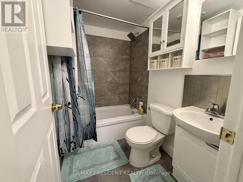 37 Bond Street S, Hamilton, ON - Indoor Photo Showing Bathroom
