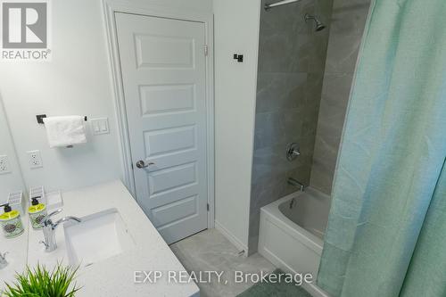 Main - 1749 Finley Crescent, London North, ON - Indoor Photo Showing Bathroom