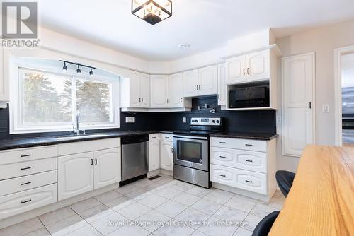 8268 Wellington Road 124, Guelph/Eramosa, ON - Indoor Photo Showing Kitchen