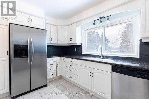 8268 Wellington Road 124, Guelph/Eramosa, ON - Indoor Photo Showing Kitchen