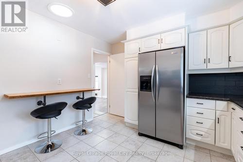8268 Wellington Road 124, Guelph/Eramosa, ON - Indoor Photo Showing Kitchen