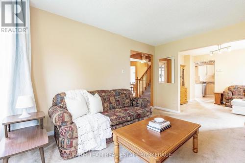 230 Mary Anne Drive, Barrie, ON - Indoor Photo Showing Living Room