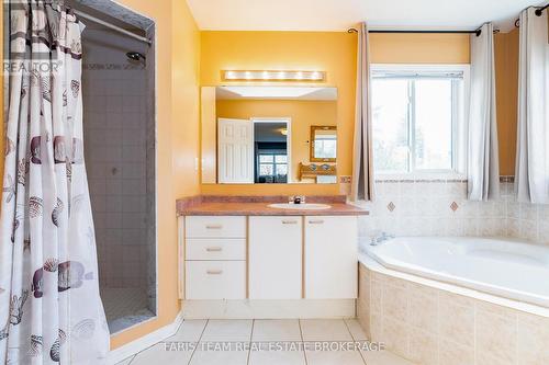 230 Mary Anne Drive, Barrie, ON - Indoor Photo Showing Bathroom