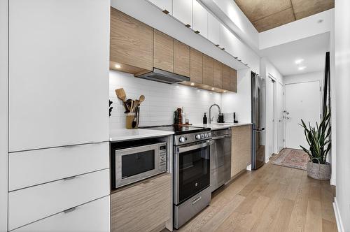 Kitchen - 404-10850 Rue Basile-Routhier, Montréal (Ahuntsic-Cartierville), QC - Indoor Photo Showing Kitchen With Upgraded Kitchen