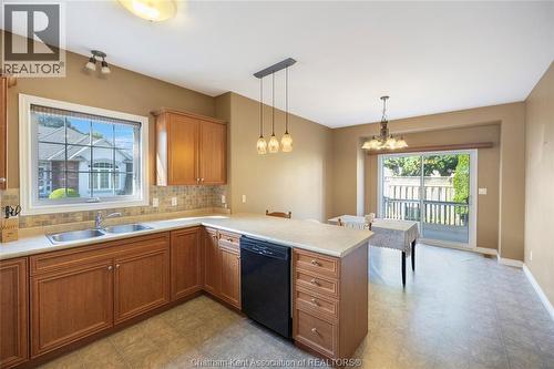 15 Oakgrove Lane, Chatham, ON - Indoor Photo Showing Kitchen With Double Sink