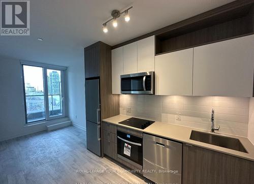 1005 - 70 Princess Street, Toronto, ON - Indoor Photo Showing Kitchen
