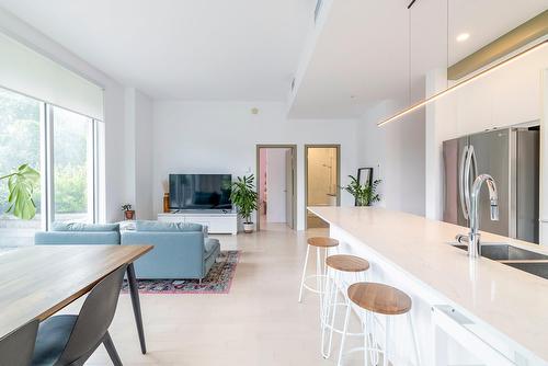 Salon - 118-5265 Rue Mackenzie, Montréal (Côte-Des-Neiges/Notre-Dame-De-Grâce), QC - Indoor Photo Showing Kitchen With Double Sink With Upgraded Kitchen