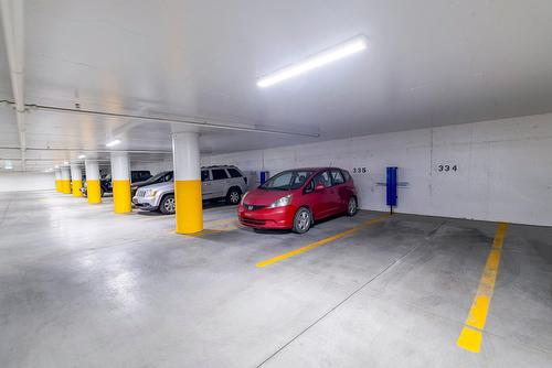 Garage - 118-5265 Rue Mackenzie, Montréal (Côte-Des-Neiges/Notre-Dame-De-Grâce), QC - Indoor Photo Showing Garage
