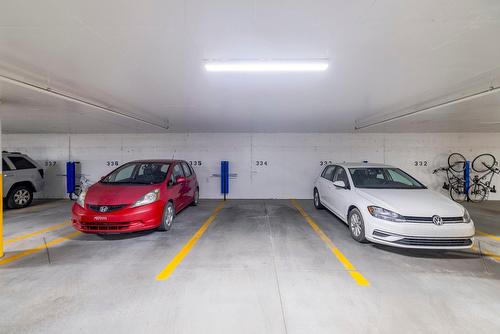 Garage - 118-5265 Rue Mackenzie, Montréal (Côte-Des-Neiges/Notre-Dame-De-Grâce), QC - Indoor Photo Showing Garage