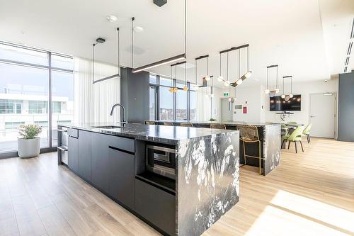 Salle communautaire - 118-5265 Rue Mackenzie, Montréal (Côte-Des-Neiges/Notre-Dame-De-Grâce), QC - Indoor Photo Showing Kitchen With Upgraded Kitchen