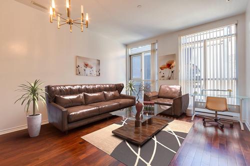 Living room - 404-650 Rue Notre-Dame O., Montréal (Ville-Marie), QC - Indoor Photo Showing Living Room