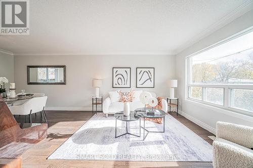 290 Axminster Drive, Richmond Hill, ON - Indoor Photo Showing Living Room