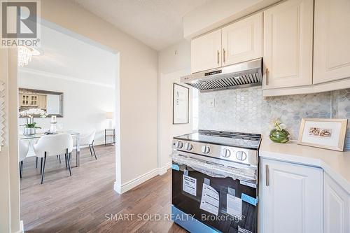 290 Axminster Drive, Richmond Hill, ON - Indoor Photo Showing Kitchen
