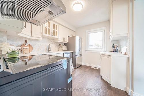 290 Axminster Drive, Richmond Hill, ON - Indoor Photo Showing Kitchen