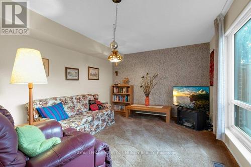 28 Stately Way, Markham, ON - Indoor Photo Showing Living Room