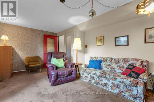 28 Stately Way, Markham, ON - Indoor Photo Showing Living Room