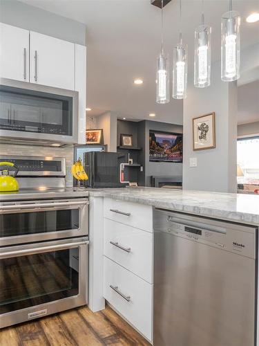 3 Jewett Bay, Winnipeg, MB - Indoor Photo Showing Kitchen With Upgraded Kitchen