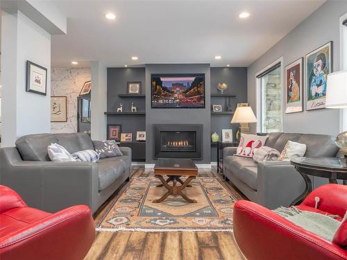 3 Jewett Bay, Winnipeg, MB - Indoor Photo Showing Living Room With Fireplace