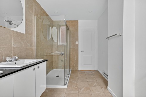 Bathroom - 1904 Rue St-Clément, Montréal (Mercier/Hochelaga-Maisonneuve), QC - Indoor Photo Showing Bathroom