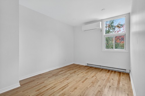 Living Room - 1904 Rue St-Clément, Montréal (Mercier/Hochelaga-Maisonneuve), QC - Indoor Photo Showing Other Room