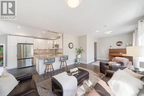 260 Sanatorium Road, Hamilton, ON - Indoor Photo Showing Living Room