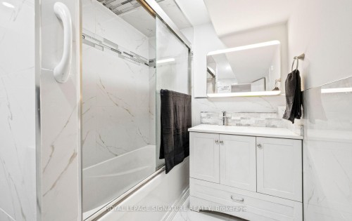 16 Kingsborough Crescent, Toronto, ON - Indoor Photo Showing Bathroom