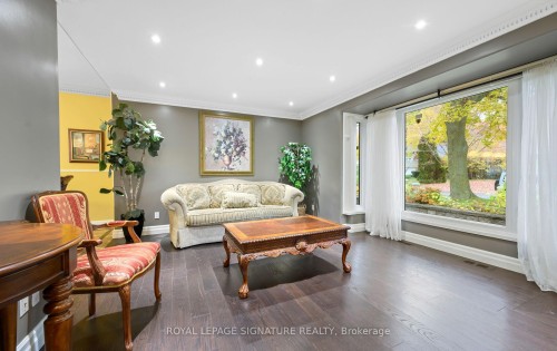 16 Kingsborough Crescent, Toronto, ON - Indoor Photo Showing Living Room