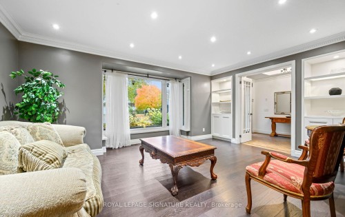 16 Kingsborough Crescent, Toronto, ON - Indoor Photo Showing Living Room