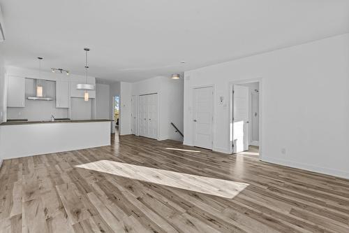 Living room - 6796  - 6801 Mtée Gagnon, Sainte-Anne-Des-Plaines, QC - Indoor Photo Showing Kitchen