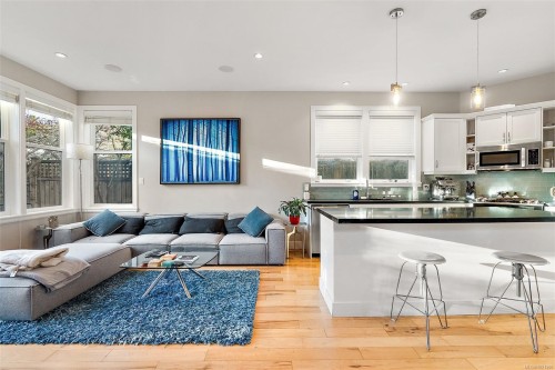 1489B Myrtle Ave, Victoria, BC 