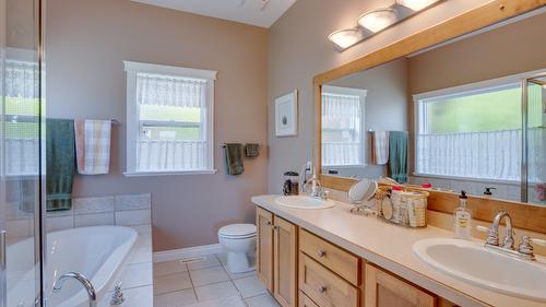 667 Mt. York Drive, Coldstream, BC - Indoor Photo Showing Bathroom