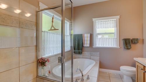 667 Mt. York Drive, Coldstream, BC - Indoor Photo Showing Bathroom