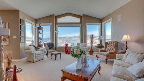 667 Mt. York Drive, Coldstream, BC - Indoor Photo Showing Living Room