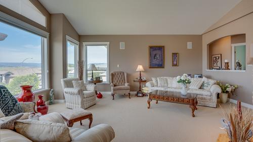 667 Mt. York Drive, Coldstream, BC - Indoor Photo Showing Living Room