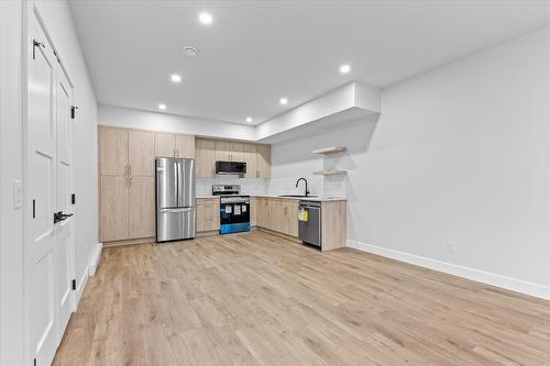 167 Heldon Court, West Kelowna, BC - Indoor Photo Showing Kitchen