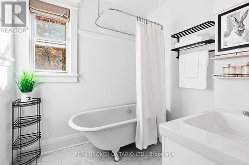 7 Juniper Avenue, Toronto, ON - Indoor Photo Showing Bathroom