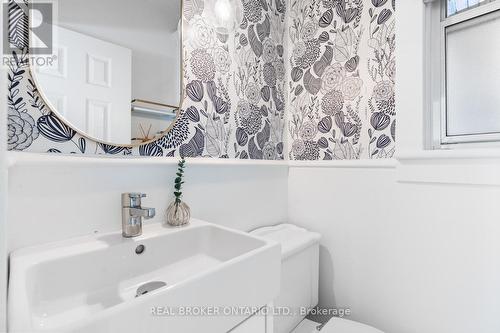 7 Juniper Avenue, Toronto, ON - Indoor Photo Showing Bathroom