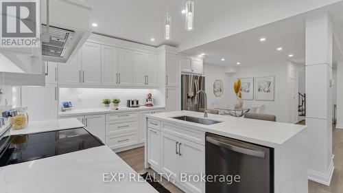 7159 Spyglass Crescent, Mississauga, ON - Indoor Photo Showing Kitchen With Upgraded Kitchen