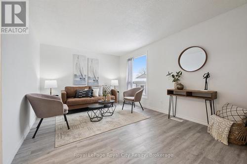 78 - 700 Paisley Road, Guelph (Willow West/Sugarbush/West Acres), ON - Indoor Photo Showing Living Room