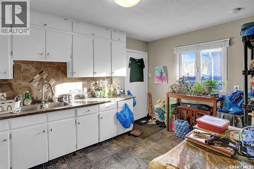 668 Grandview Street W, Moose Jaw, SK - Indoor Photo Showing Kitchen With Double Sink