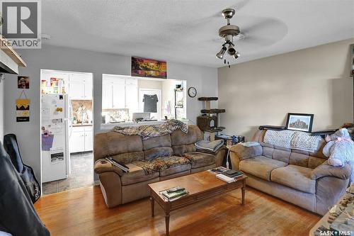 668 Grandview Street W, Moose Jaw, SK - Indoor Photo Showing Living Room